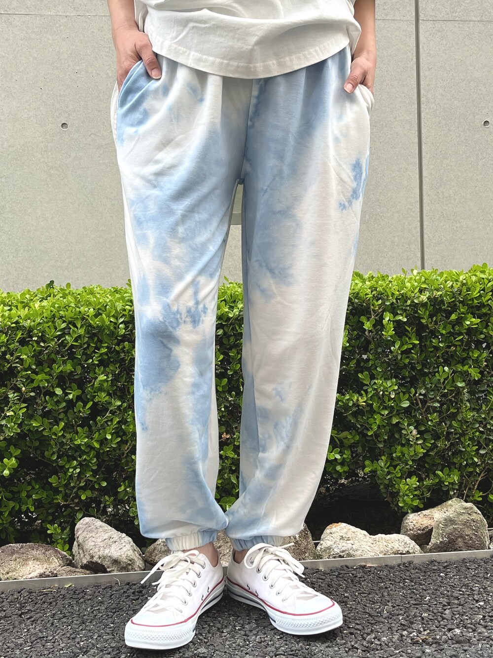 ホワイト系のTシャツ/カットソー、ホワイト系のスニーカー、ブルー系のハットを着用したレディースの春コーディネートの7枚目の写真