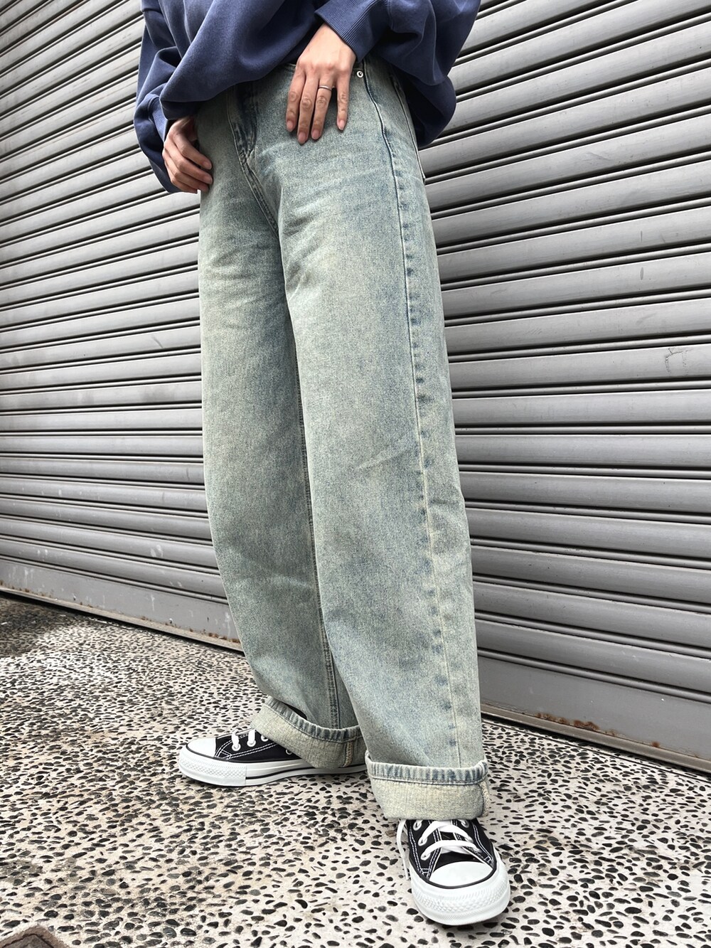 ブルー系のデニムパンツ、ブラウン系のトートバッグ、ブラック系のスニーカーを着用したレディースの冬コーディネートの4枚目の写真