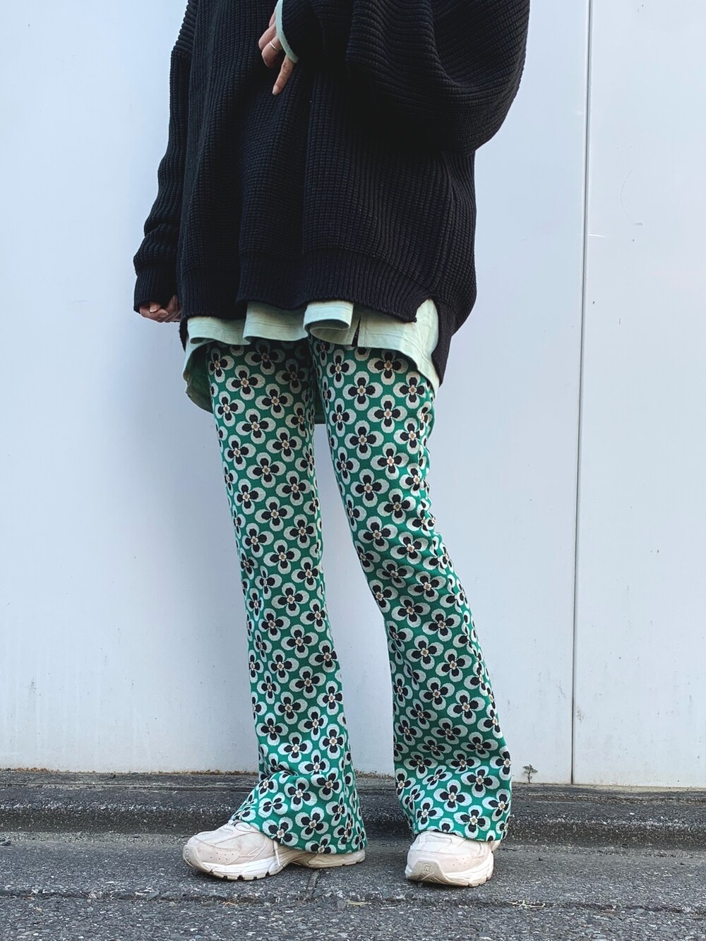 グリーン系のその他パンツ、ベージュ系のスニーカー、グレー系のジャケット/アウターを着用したレディースの冬コーディネートの4枚目の写真