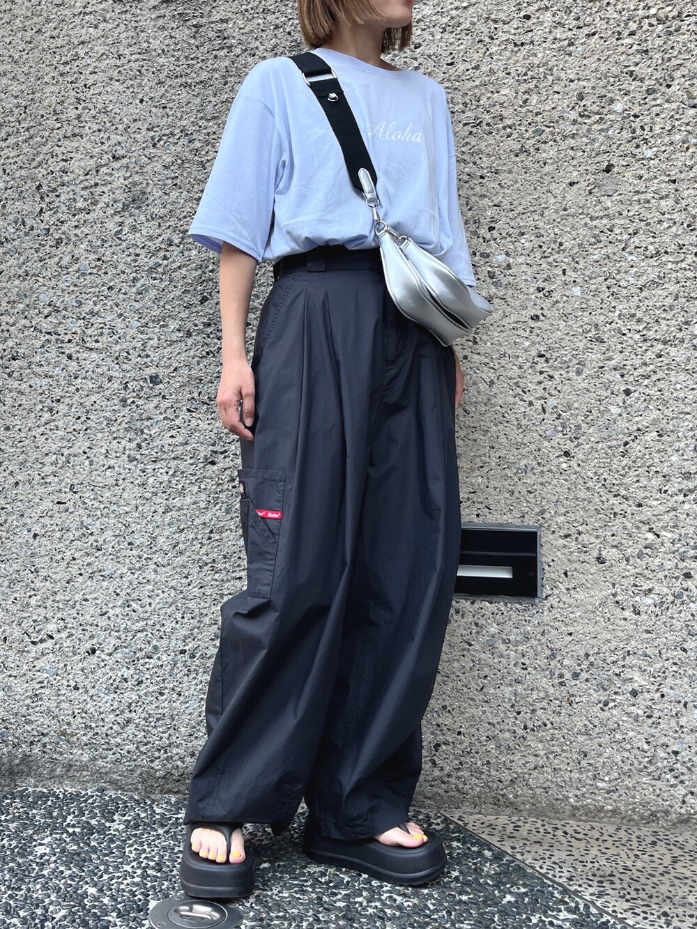 ブルー系のTシャツ/カットソー、ブラック系のその他パンツ、ブラック系のサンダルを着用したレディースの夏コーディネートの4枚目の写真