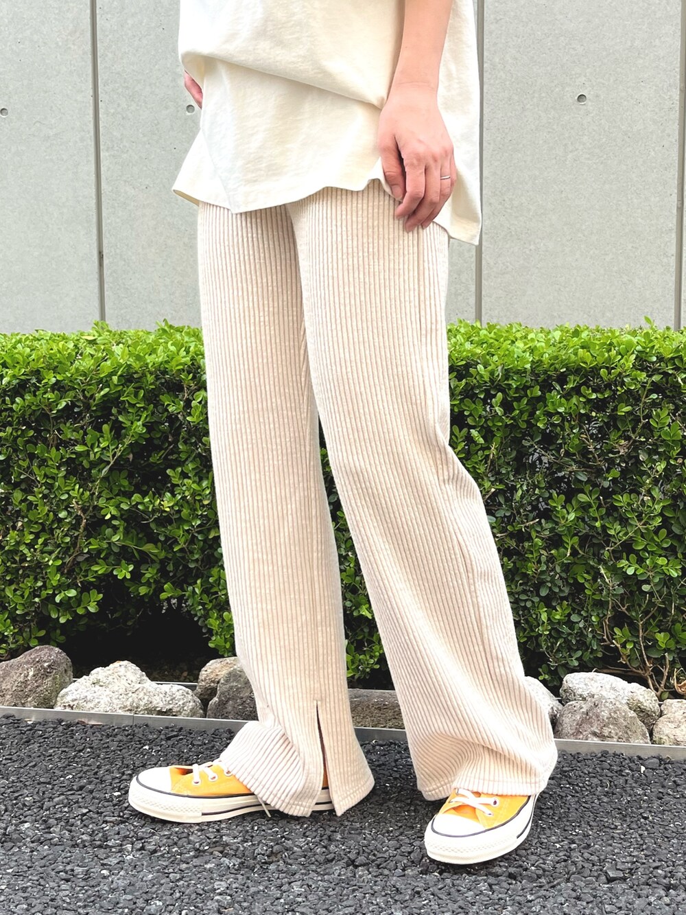 ホワイト系のシャツ/ブラウス、ベージュ系のその他パンツ、イエロー系のスニーカーを着用したレディースの春コーディネートの10枚目の写真