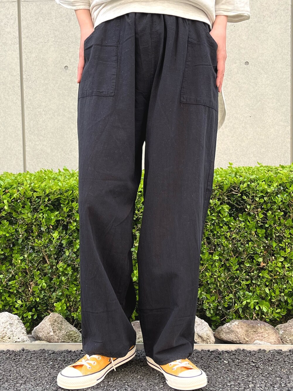 ブラック系のその他パンツ、ホワイト系のTシャツ/カットソー、イエロー系のスニーカーを着用したレディースの春コーディネートの6枚目の写真