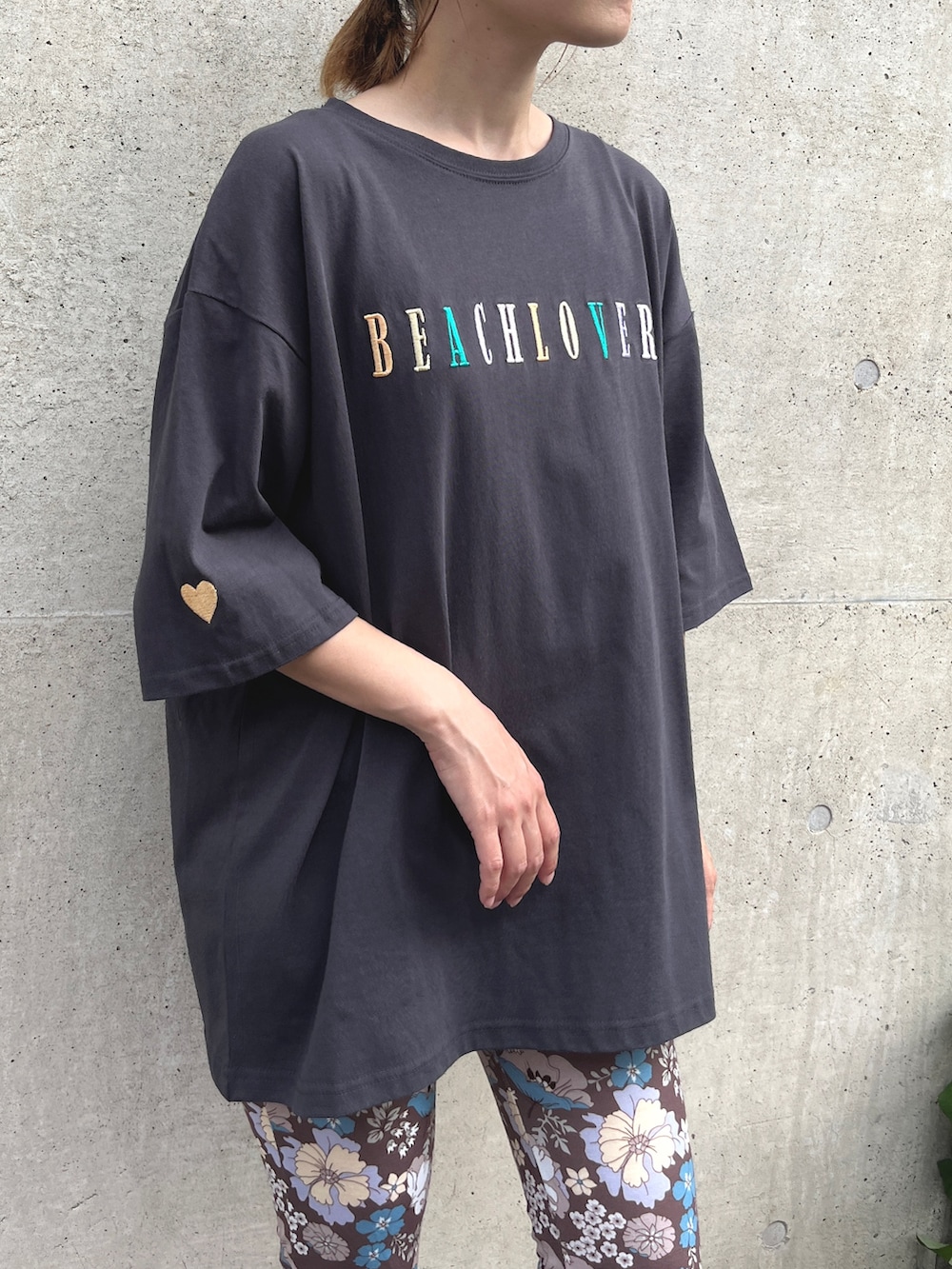 「ロゴT、テーマパークコーデ、おしゃ見えテクニック、夏コーデ、サンダル、休日スタイル、Tシャツ、ハート、フレアパンツ、花柄、トートバッグ、ビーサン、ダークカラー、ママコーデ、夏だ！Tシャツ着よう！」｜「anap mimpiのカラフル刺繍 ハートポイント コットン ビッグTシャツ（Tシャツ/カットソー、グレー系）」を使った、Nakamuraさん（レディース・157cm）の夏コーディネートの2枚目の写真