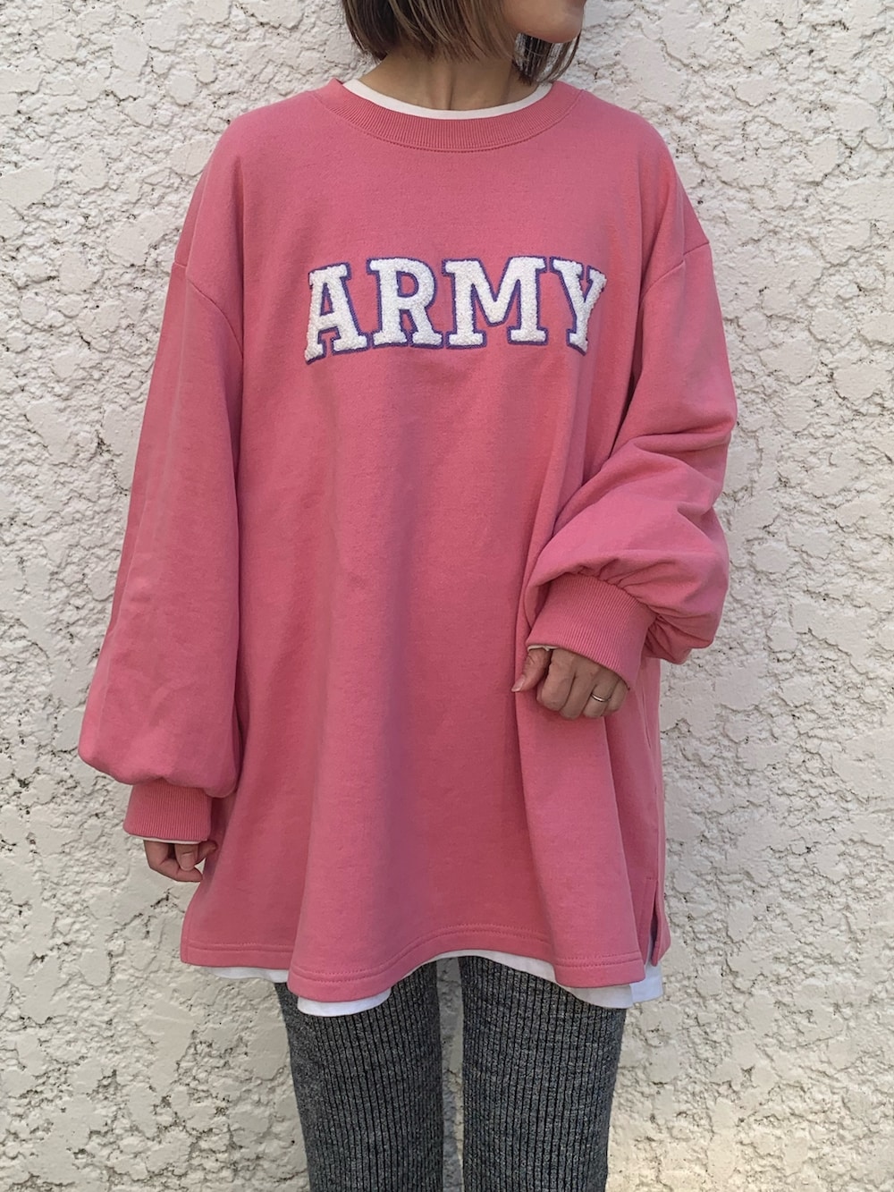 ピンク系のスウェット、ピンク系のスニーカーを着用したレディースの冬コーディネートの3枚目の写真