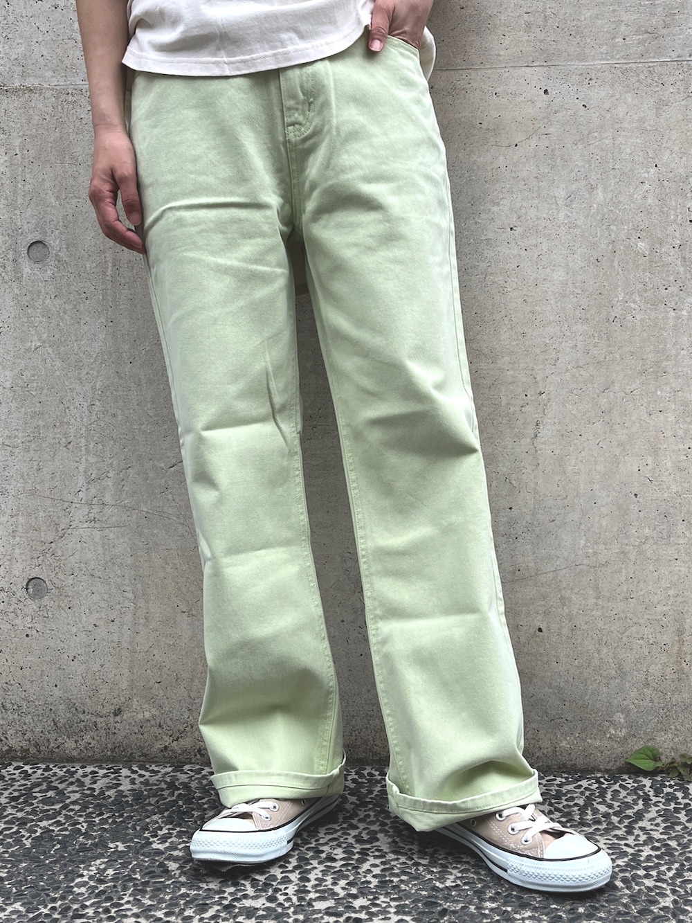 ベージュ系のスニーカー、グリーン系のデニムパンツ、ブルー系のトートバッグを着用したレディースの春コーディネートの5枚目の写真