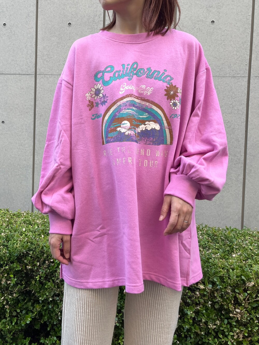 ピンク系のスウェット、ベージュ系のその他パンツ、ブラック系のスニーカーを着用したレディースの秋コーディネートの2枚目の写真