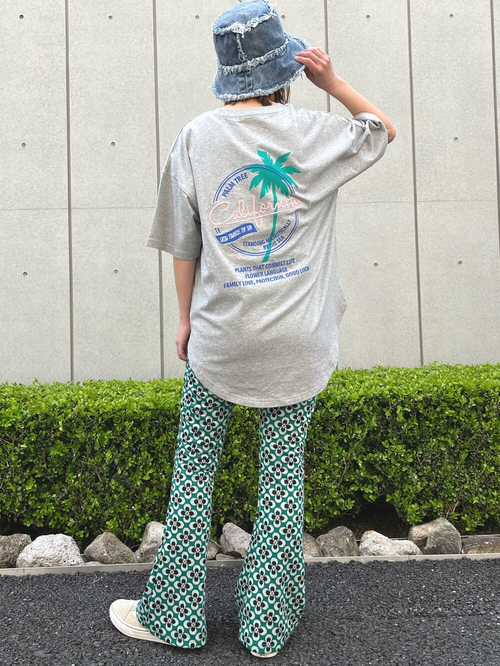 グレー系のTシャツ/カットソー、グリーン系のその他パンツ、ブルー系のハットを着用したレディースの春コーディネートの3枚目の写真