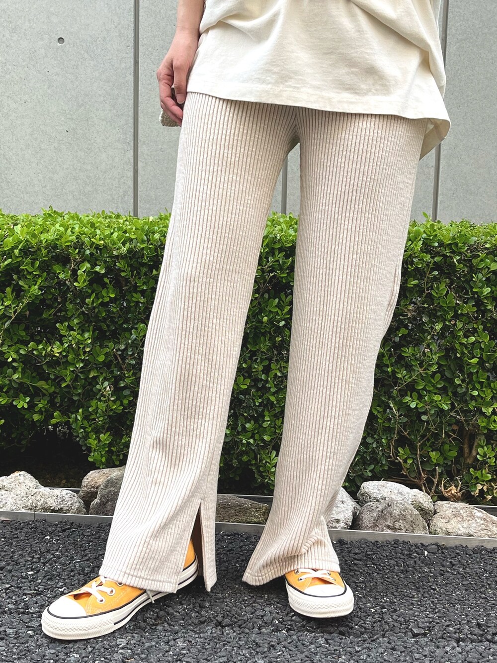 ホワイト系のシャツ/ブラウス、ベージュ系のその他パンツ、イエロー系のスニーカーを着用したレディースの春コーディネートの9枚目の写真