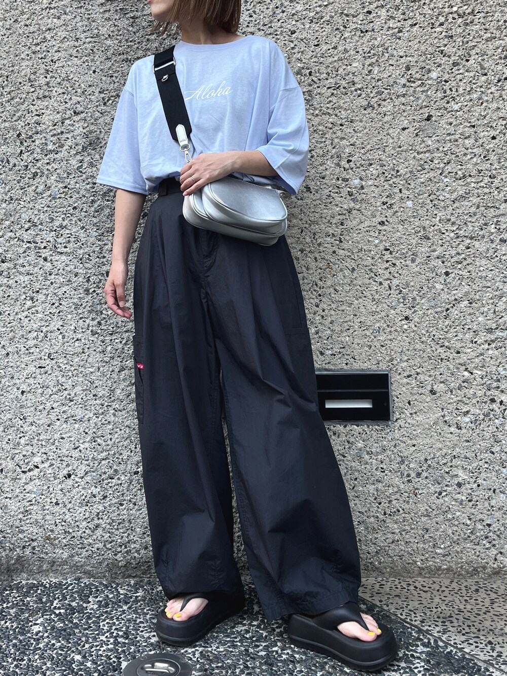 ブルー系のTシャツ/カットソー、ブラック系のその他パンツ、ブラック系のサンダルを着用したレディースの夏コーディネートの3枚目の写真