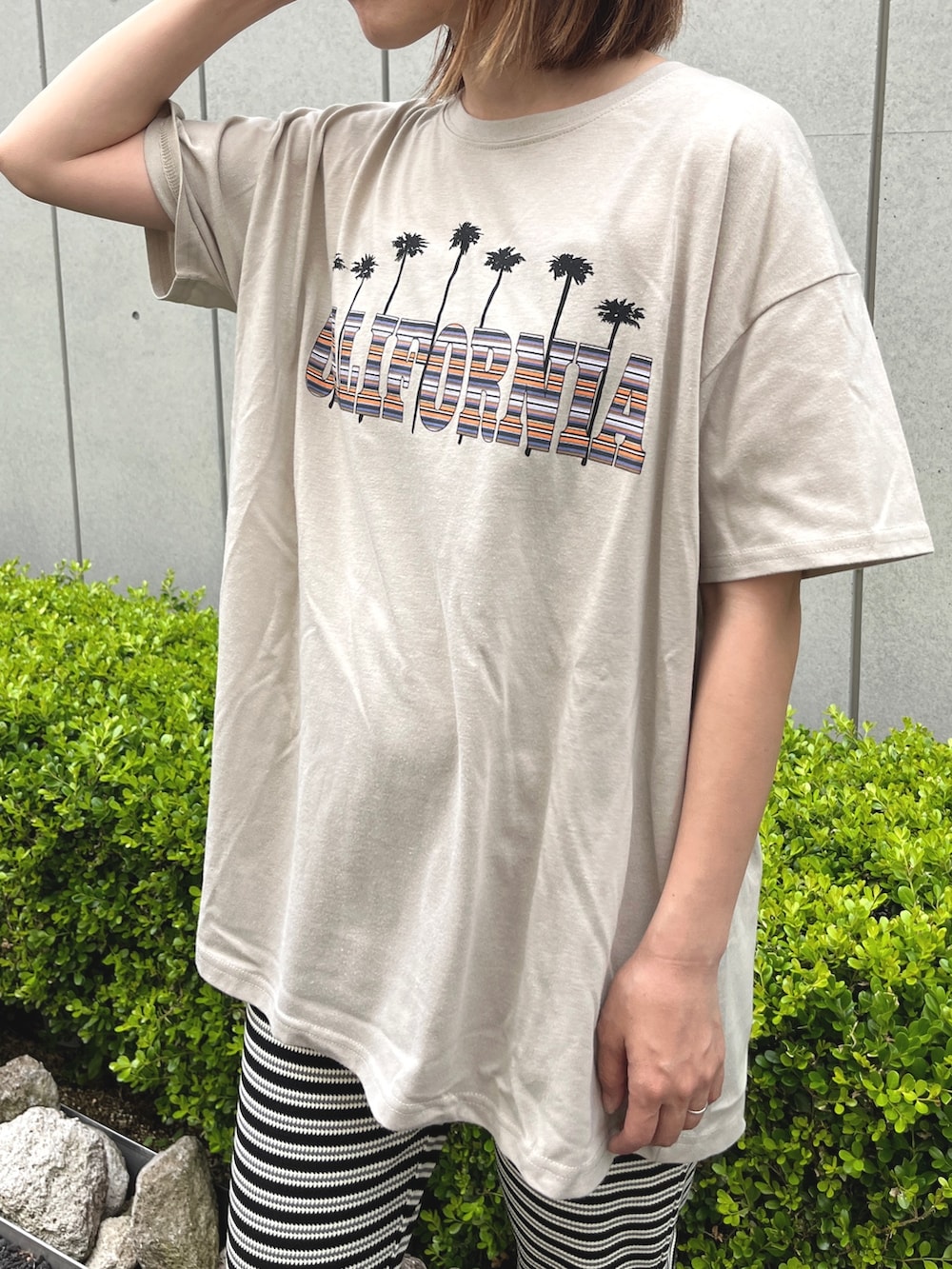 「夏コーデ、夏だ！Tシャツ着よう！、ボーダー、プチプラ、トートバッグ、サンダル、オトナカジュアル、ラクチンコーデ、ベージュ、ビッグシルエット、ボーダーパンツ、リラックススタイル、リラックスパンツ、ロゴT、カジュアル」｜「anap mimpiのCALIFORNIAボーダー パームツリー 半袖 ビッグTシャツ（Tシャツ/カットソー、ベージュ系）」を使った、Nakamuraさん（レディース・157cm）の夏コーディネートの2枚目の写真