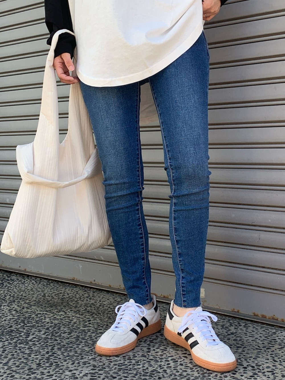 「休日スタイル、カジュアルコーデ、シンプルコーデ、デニム、スニーカー、春コーデ、スキニーデニム、ラグランTシャツ、adidas spezial、プチプラ、大人カジュアル、ママコーデ、mimpi、刺繍トップス、楽チンコーデ」｜「anap mimpiのメッセージ刺繍 ラグラン 配色 長袖 ロンT（Tシャツ/カットソー、ホワイト系）」を使った、Nakamuraさん（レディース・157cm）の春コーディネートの9枚目の写真