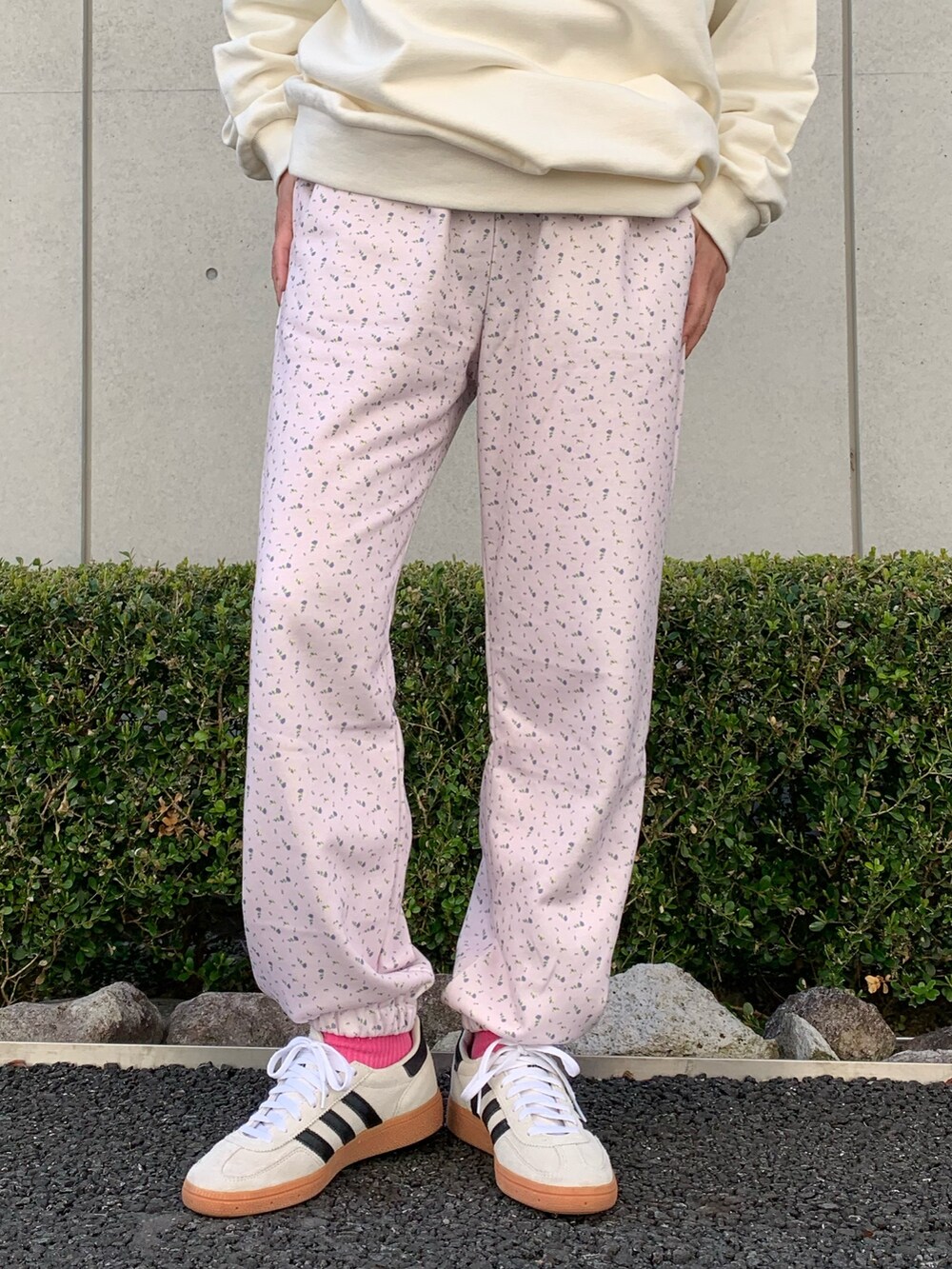 「小花柄、スウェット、スウェットパンツ、スウェットコーデ、淡色コーデ、春色、休日スタイル、スニーカー、adidas spezial、スニーカーコーデ、春カラー、楽チンコーデ、ロゴスウェット、バックプリント、ピンク」｜「anap mimpiのレトロハワイプリント 裏毛 スウェット トレーナー（スウェット、ホワイト系）」を使った、Nakamuraさん（レディース・157cm）の冬コーディネートの7枚目の写真
