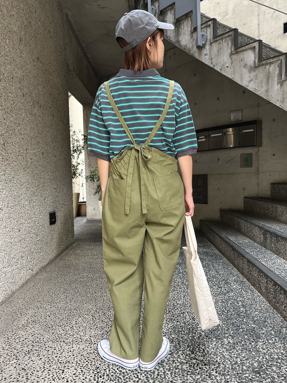 「休日スタイル、キャップ、トートバッグ、ストリート、ボーダー、プチプラ、スニーカー、サロペット、オールインワン、カジュアルコーデ、カーキ、オトナ女子、春服、大人カジュアル、ラクチンコーデ」｜「ANAPの47CLEAN UPキャップ（キャップ、ブラック系）」を使った、Nakamuraさん（レディース・157cm）の春コーディネートの2枚目の写真