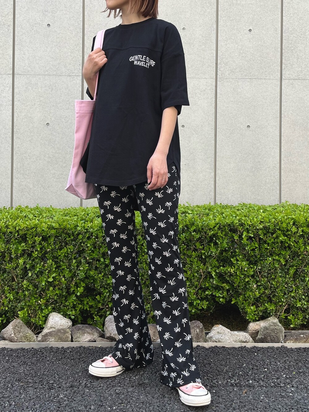 ピンク系のスニーカー、ブラック系のTシャツ/カットソー、ブラック系のその他パンツを着用したレディースの春コーディネートの3枚目の写真