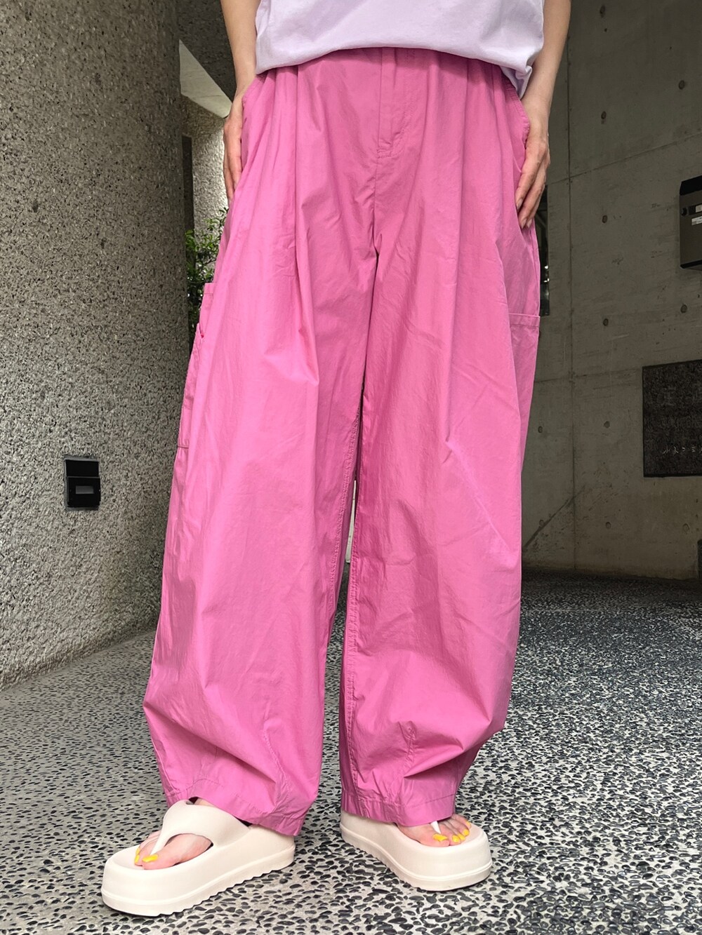 パープル系のTシャツ/カットソー、ピンク系のその他パンツ、ホワイト系のサンダルを着用したレディースの春コーディネートの4枚目の写真