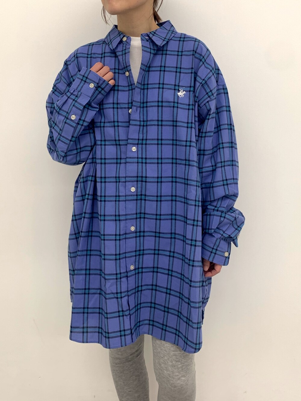 ホワイト系のトートバッグ、ホワイト系のスニーカー、ブルー系のシャツ/ブラウスを着用したレディースの春コーディネートの3枚目の写真