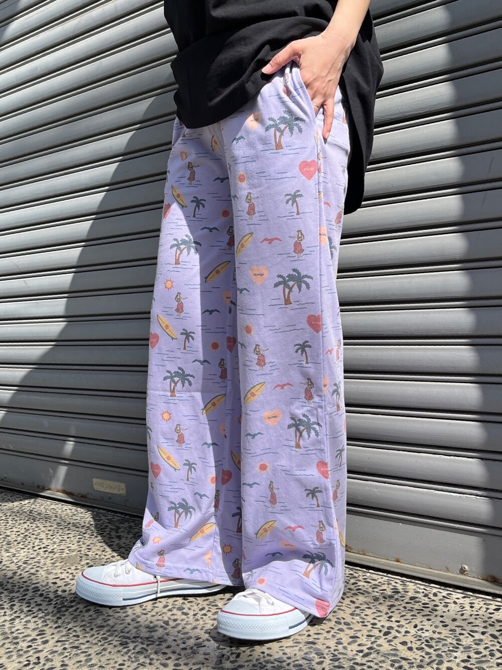 「リラックススタイル、リラックスパンツ、アロハ柄、パープル、オルテガ、バックプリント、Tシャツ、ハット、スニーカー、コンバース、春夏コーデ、楽チンコーデ、ゆるコーデ、リラックスコーデ、カジュアルコーデ」｜「anap mimpiのオルテガ 刺繍 コットン ビッグ Tシャツ（Tシャツ/カットソー、ブラック系）」を使った、Nakamuraさん（レディース・157cm）の春コーディネートの7枚目の写真