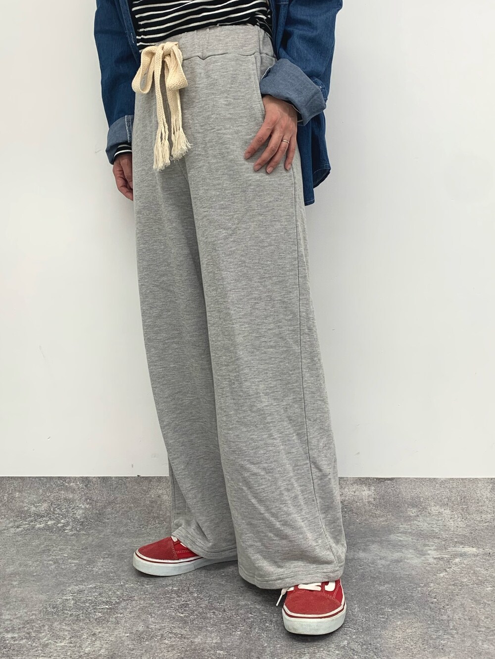 ブルー系のシャツ/ブラウス、グレー系のスウェットパンツ、ブラック系のTシャツ/カットソーを着用したレディースの春コーディネートの5枚目の写真