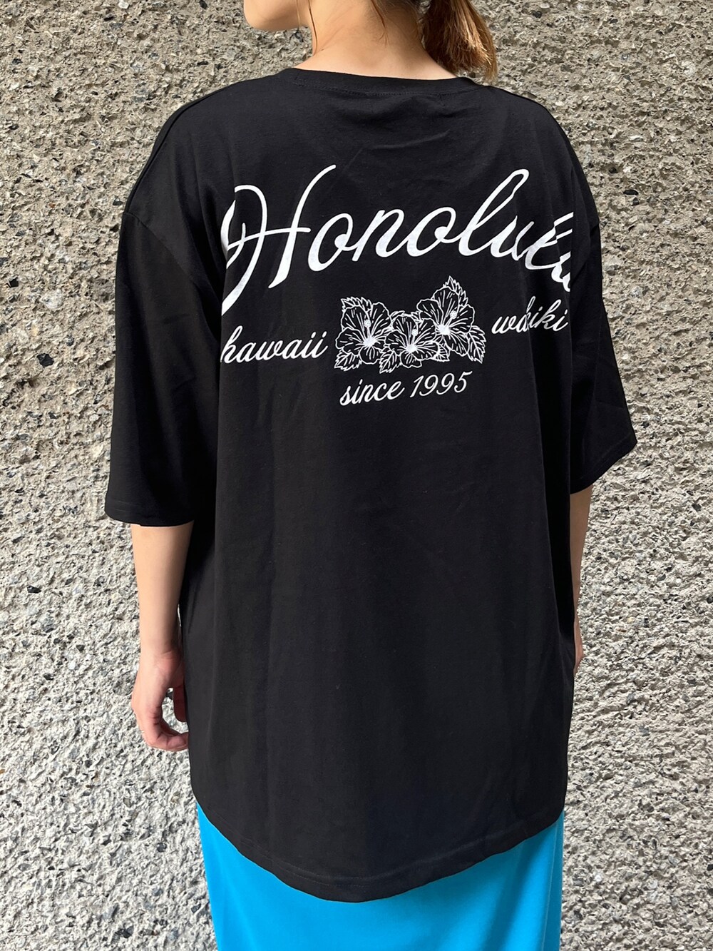 ブラック系のTシャツ/カットソー、ブルー系のスカート、ブラック系のサンダルを着用したレディースの夏コーディネートの4枚目の写真