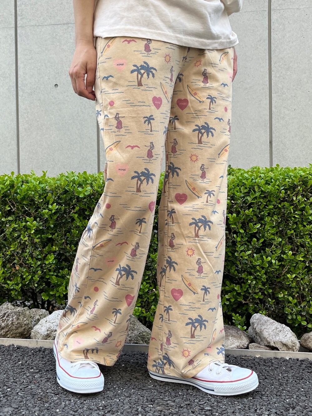 ベージュ系のその他パンツ、ホワイト系のスニーカー、ベージュ系のTシャツ/カットソーを着用したレディースの春コーディネートの7枚目の写真