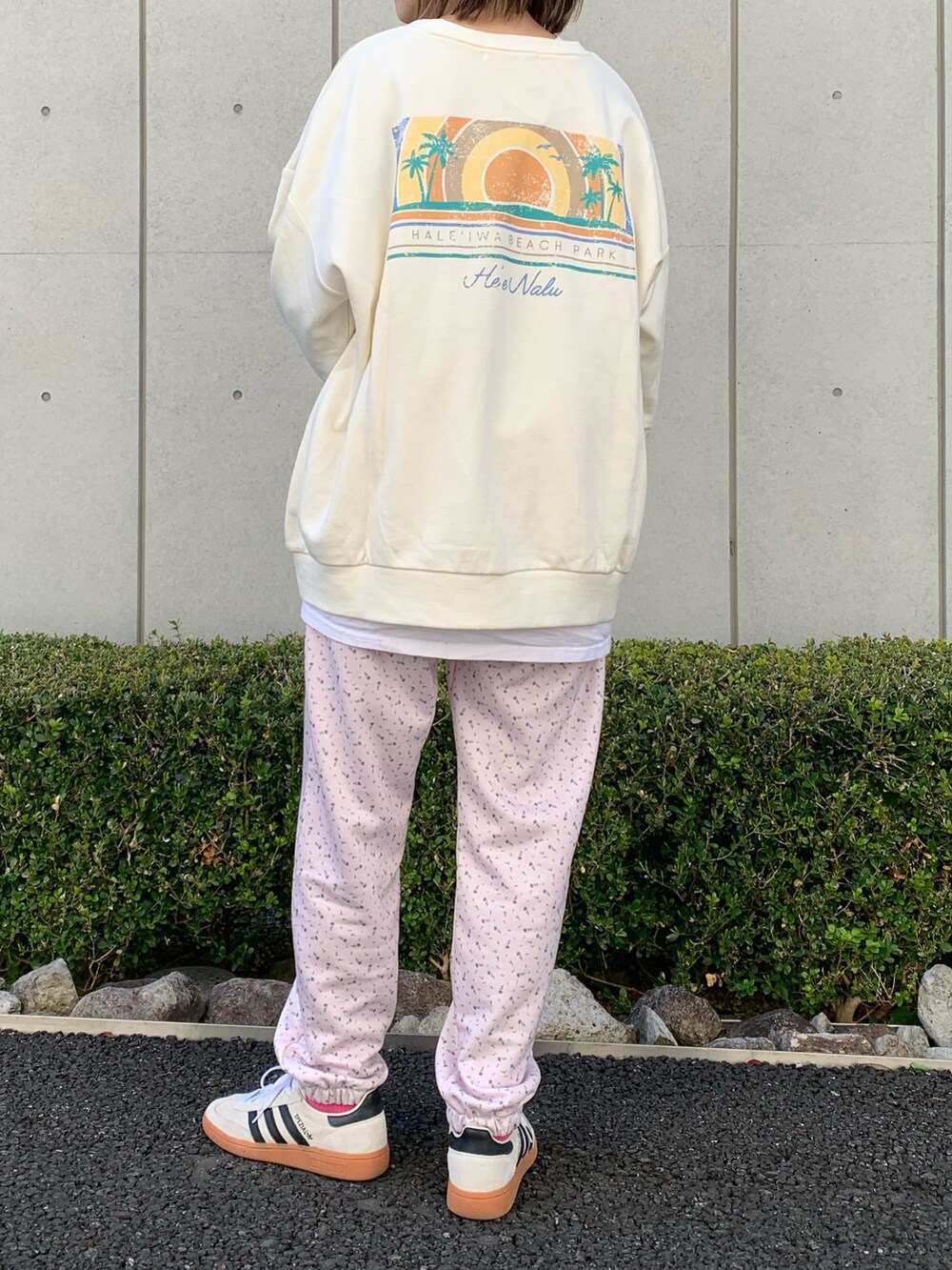「小花柄、スウェット、スウェットパンツ、スウェットコーデ、淡色コーデ、春色、休日スタイル、スニーカー、adidas spezial、スニーカーコーデ、春カラー、楽チンコーデ、ロゴスウェット、バックプリント、ピンク」｜「anap mimpiのレトロハワイプリント 裏毛 スウェット トレーナー（スウェット、ホワイト系）」を使った、Nakamuraさん（レディース・157cm）の冬コーディネートの3枚目の写真