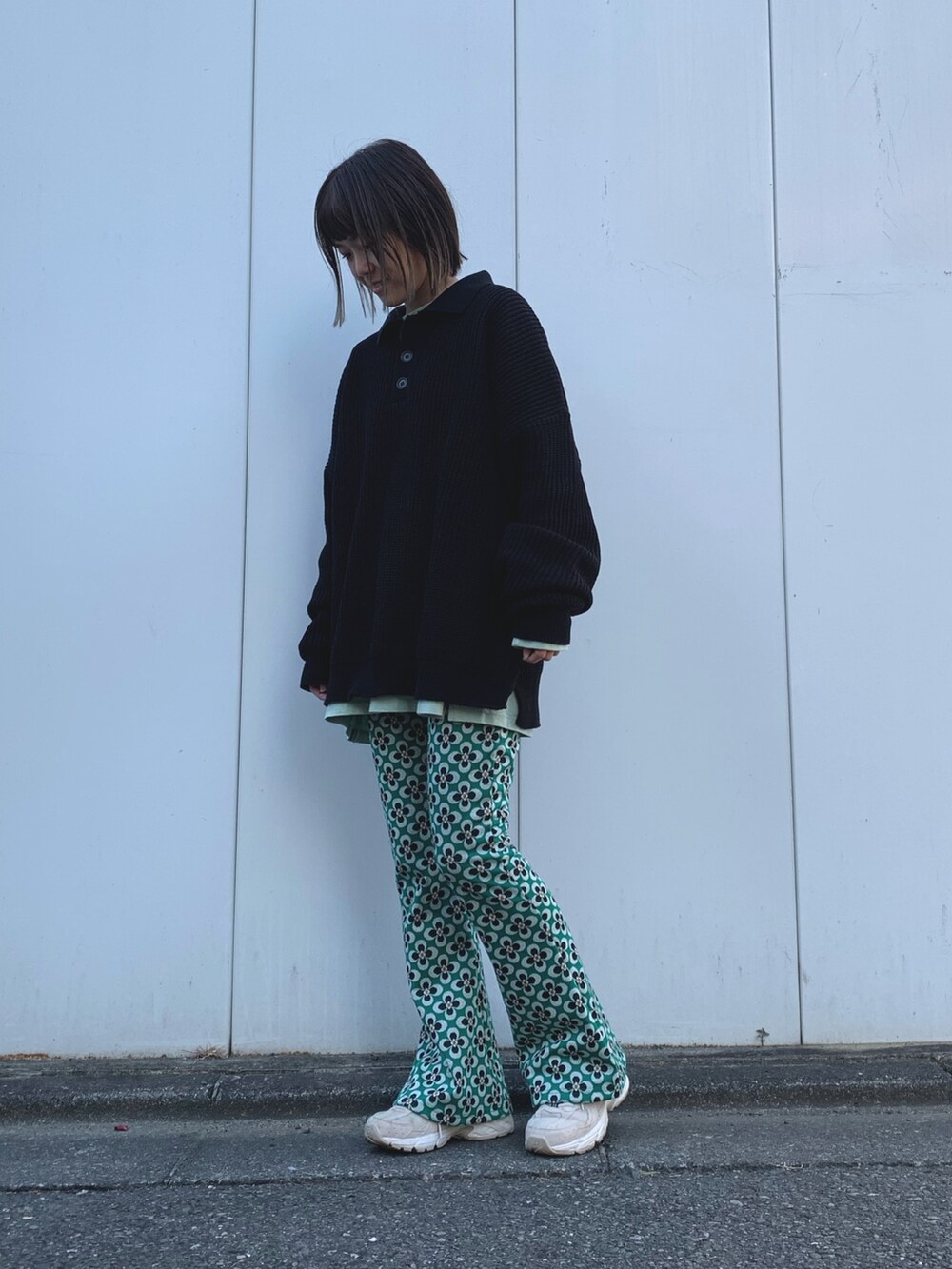 グリーン系のその他パンツ、ベージュ系のスニーカー、グレー系のジャケット/アウターを着用したレディースの冬コーディネートの3枚目の写真