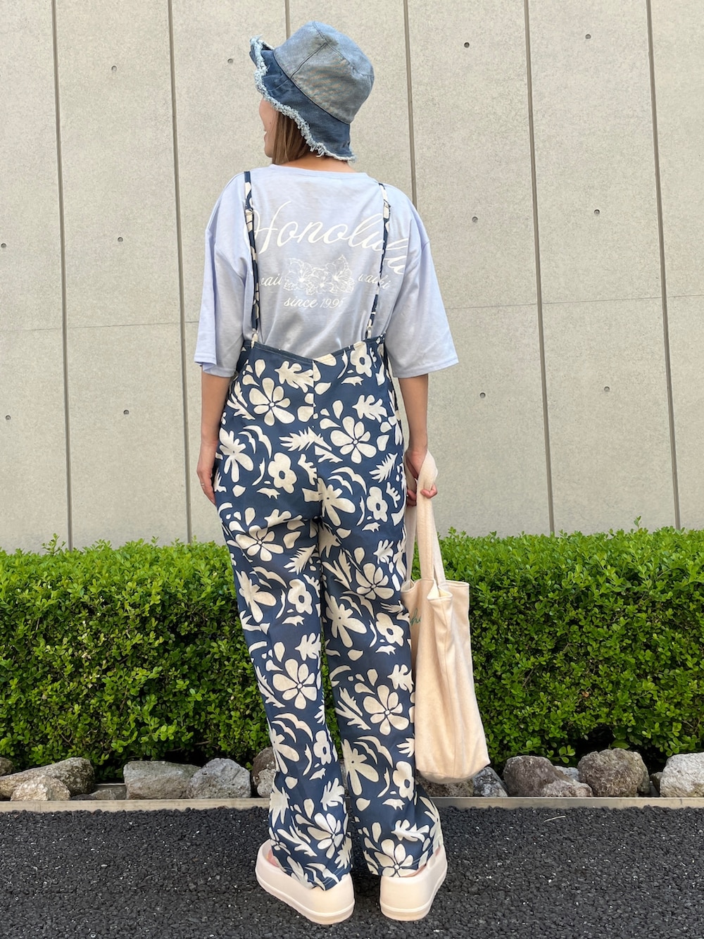 「レイヤードスタイル、夏コーデ、フェスコーデ、夏だ！Tシャツ着よう！、プチプラ、トートバッグ、サンダル、厚底シューズ、バケットハット、お出かけコーデ、大人可愛い、オールインワン、サロペット、花柄、厚底サンダル」｜「anap mimpiのALOHA HONOLULU プリント ビッグTシャツ（Tシャツ/カットソー、ブルー系）」を使った、Nakamuraさん（レディース・157cm）の夏コーディネートの2枚目の写真