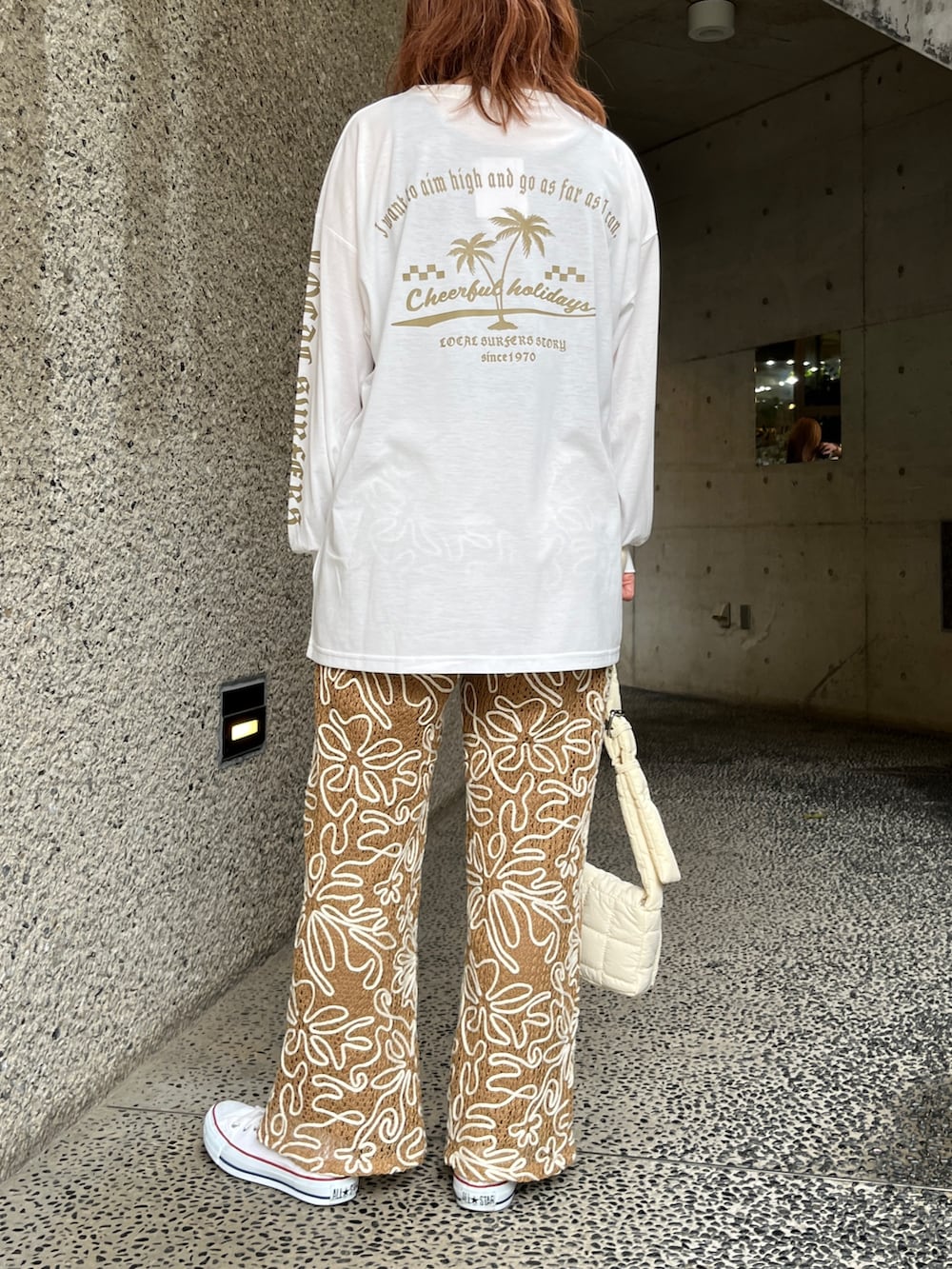 「春色、春めき満開コーデ、オトナカジュアル、パンツコーデ、シンプルスタイル、スニーカーコーデ、パンツスタイル、レースパンツ、ロンT、バックプリント、コンバース、コンバース オールスター、スニーカー、白スニーカー、ロンTコーデ」｜「anap mimpiのチェッカー サーフ 袖ロゴ プリント ビッグ 長袖 ロンT（Tシャツ/カットソー、ホワイト系）」を使った、Nakamuraさん（レディース・157cm）の春コーディネートの2枚目の写真