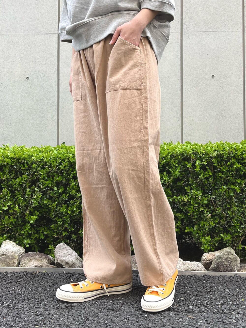 グレー系のTシャツ/カットソー、ベージュ系のその他パンツ、イエロー系のスニーカーを着用したレディースの春コーディネートの4枚目の写真