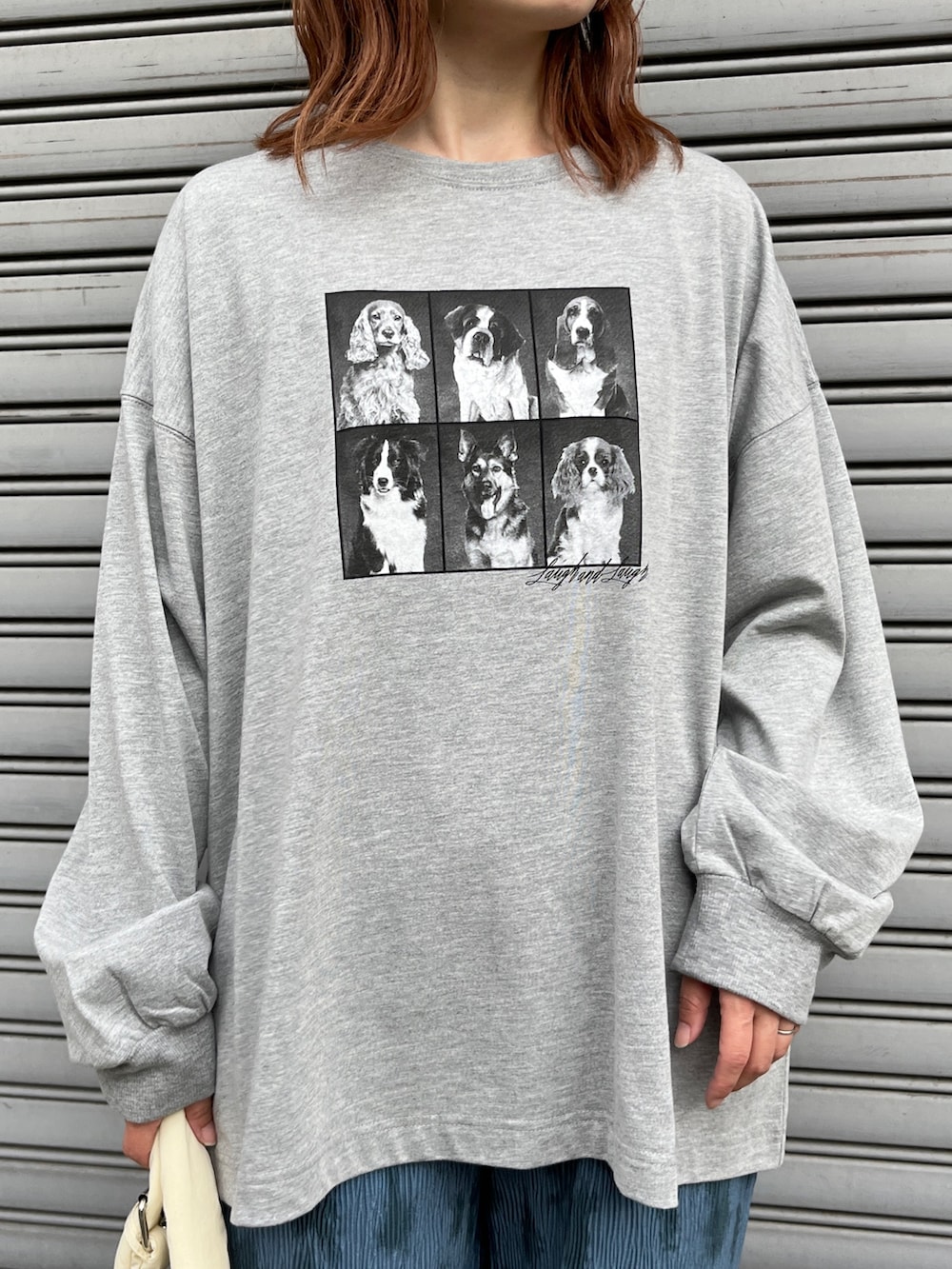 グレー系のTシャツ/カットソー、ブルー系のその他パンツ、ホワイト系のショルダーバッグを着用したレディースの春コーディネートの2枚目の写真