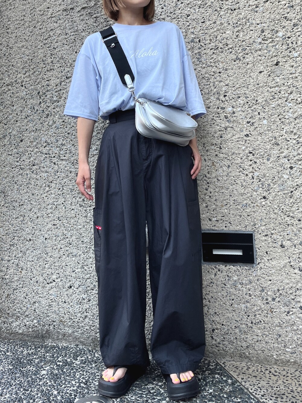 ブルー系のTシャツ/カットソー、ブラック系のその他パンツ、ブラック系のサンダルを着用したレディースの夏コーディネートの2枚目の写真