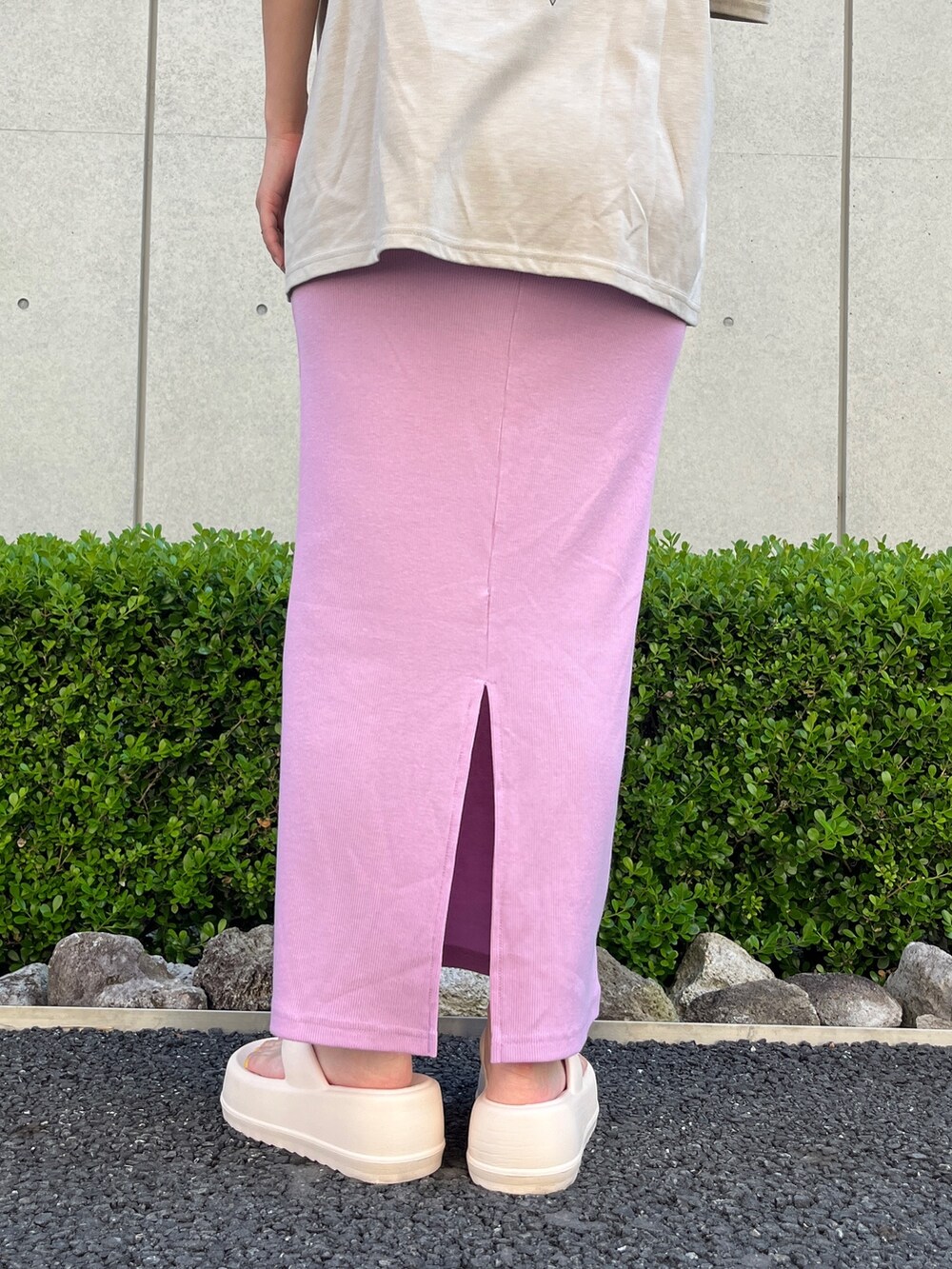 「レイヤードスタイル、夏コーデ、夏だ！Tシャツ着よう！、プチプラ、トートバッグ、スカート、タイトスカート、ボーダー、厚底サンダル、バックプリント、ベージュTシャツ、ピンク、ピンクコーデ、きれいめカジュアル、お出かけコーデ」｜「anap mimpiのSUN＆FLOWERプリント 半袖 ビッグ Tシャツ（Tシャツ/カットソー、ベージュ系）」を使った、Nakamuraさん（レディース・157cm）の夏コーディネートの7枚目の写真