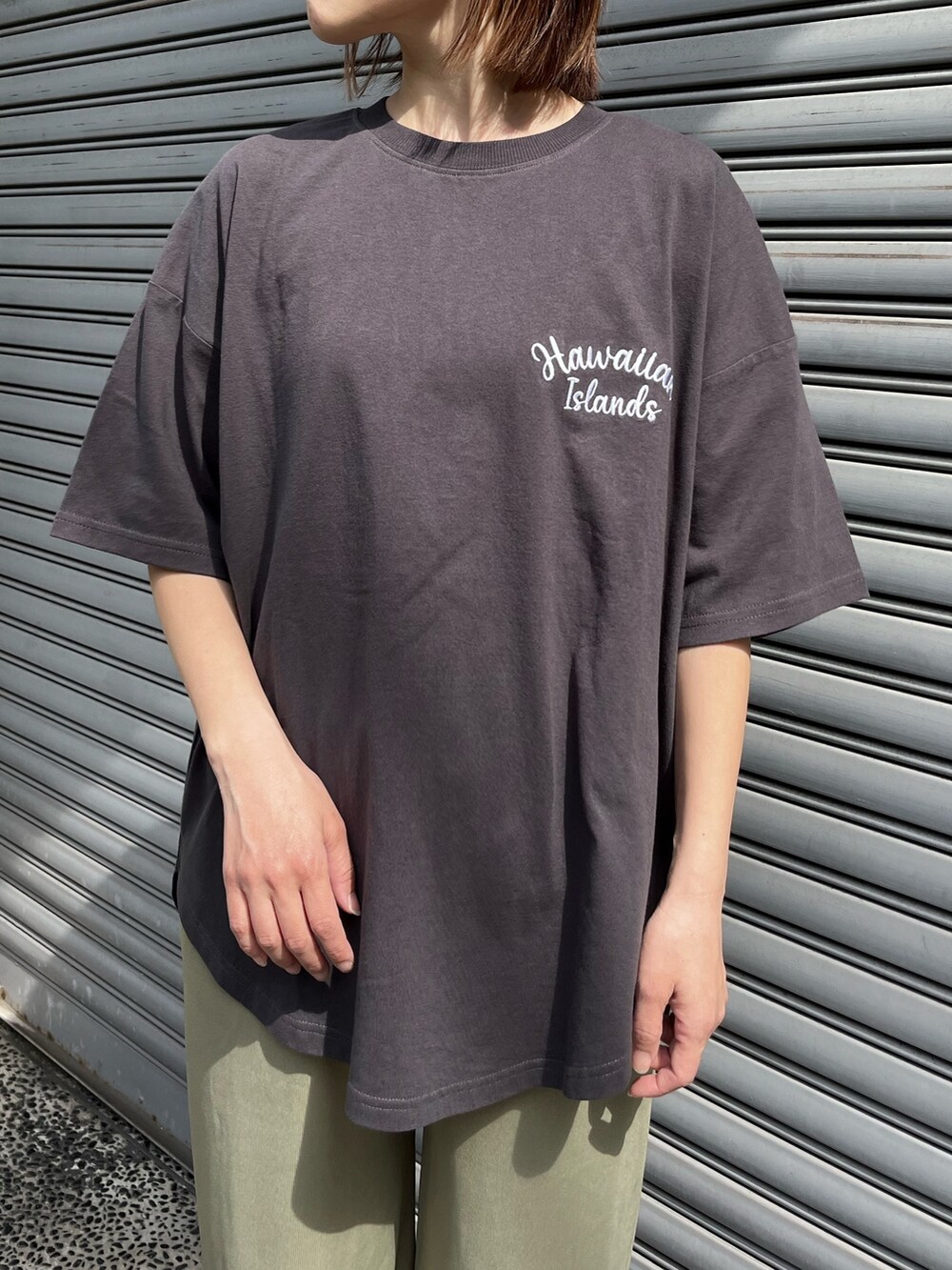 ホワイト系のスニーカー、グリーン系のその他パンツ、グレー系のTシャツ/カットソーを着用したレディースの春コーディネートの5枚目の写真