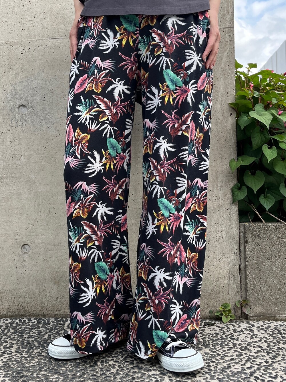 グレー系のTシャツ/カットソー、ブルー系のトートバッグ、ブラック系のスニーカーを着用したレディースの春コーディネートの5枚目の写真