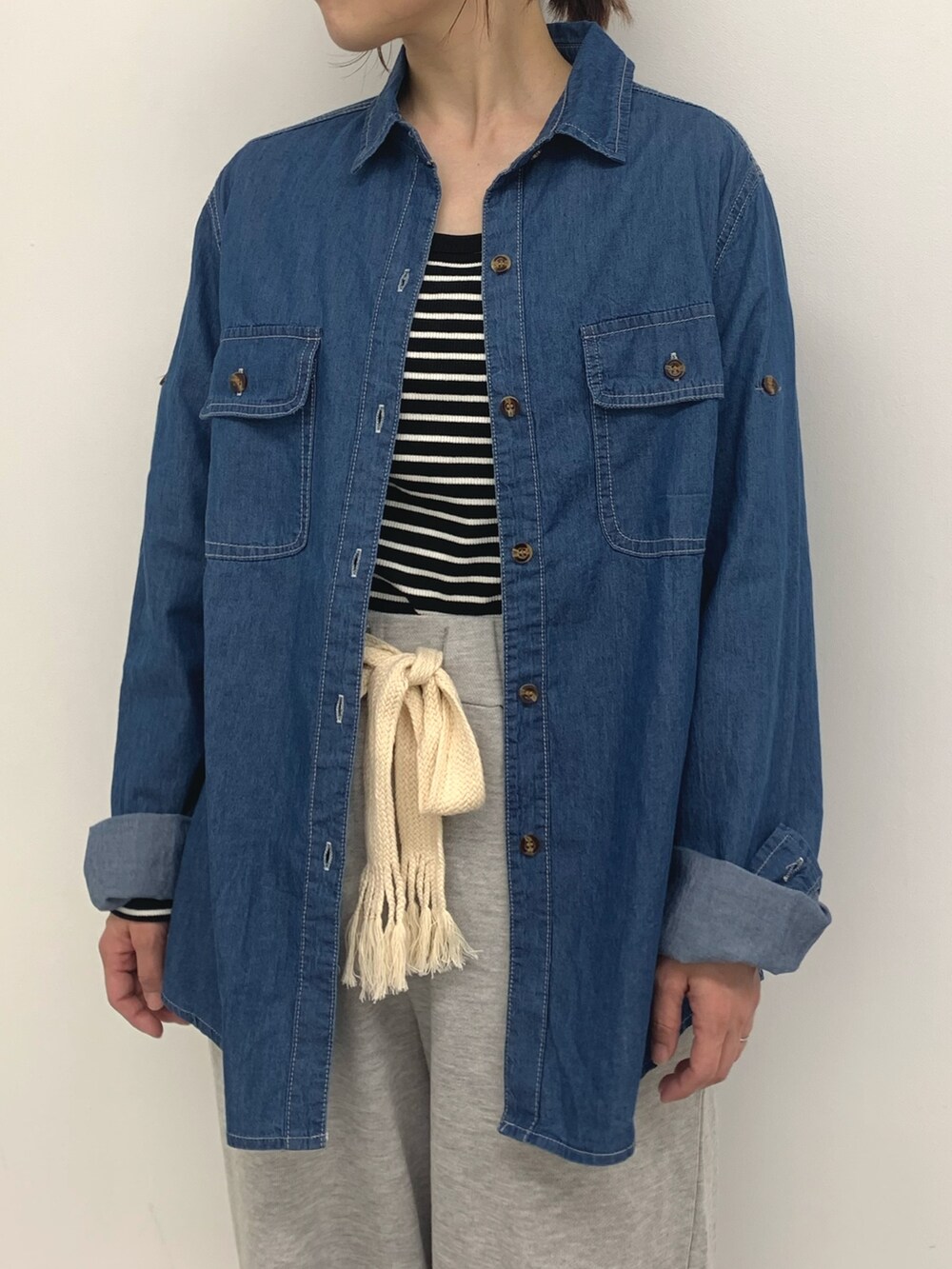 ブルー系のシャツ/ブラウス、グレー系のスウェットパンツ、ブラック系のTシャツ/カットソーを着用したレディースの春コーディネートの3枚目の写真