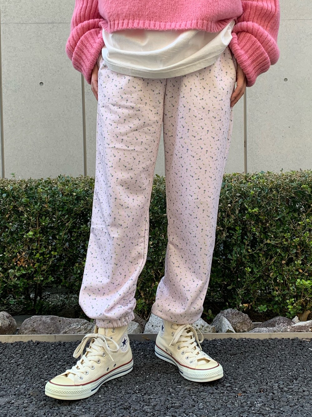 ピンク系のニット/セーター、ピンク系のスウェットパンツ、ホワイト系のスニーカーを着用したレディースの冬コーディネートの6枚目の写真