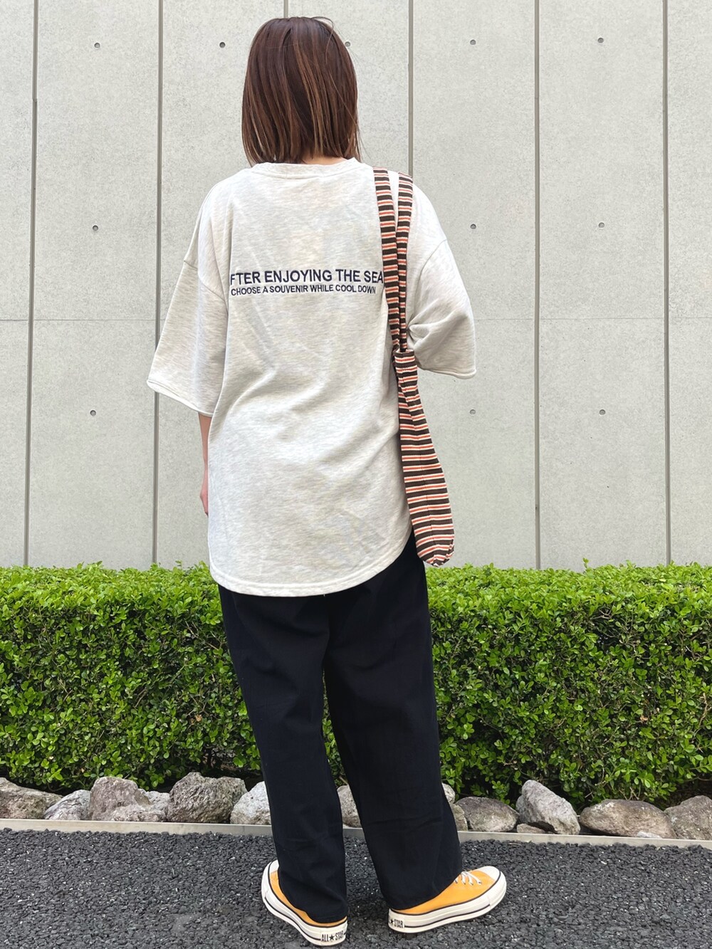 ブラック系のその他パンツ、ホワイト系のTシャツ/カットソー、イエロー系のスニーカーを着用したレディースの春コーディネートの3枚目の写真