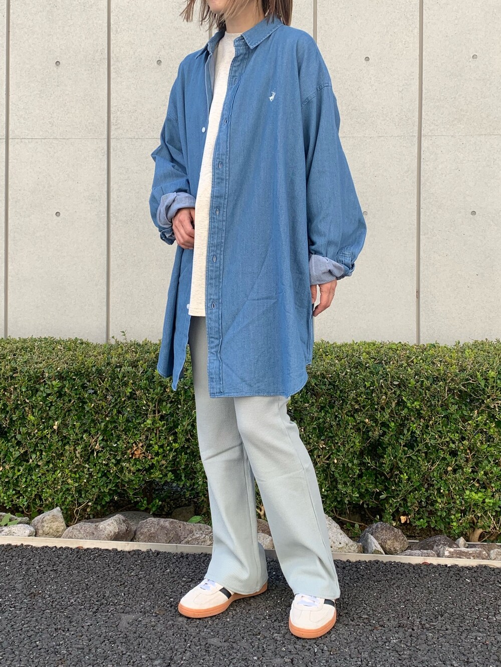 「デニムシャツ、リブパンツ、スニーカー、カラーパンツ、春コーデ、プチプラ、パステルカラー、ラクチンコーデ、オトナカジュアル、春、大人女子、リラックススタイル、ロンT、adidas spezial、adidas」｜「anap mimpiのウエストギャザーワッフルフレアパンツ（その他パンツ、グリーン系）」を使った、Nakamuraさん（レディース・157cm）の春コーディネートの2枚目の写真