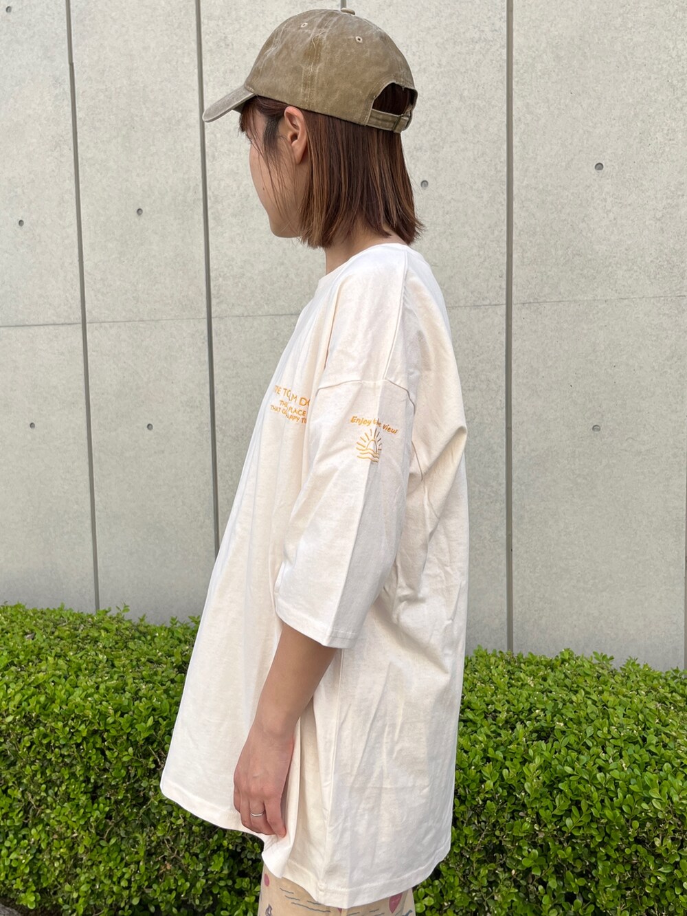 ベージュ系のその他パンツ、ホワイト系のスニーカー、ベージュ系のTシャツ/カットソーを着用したレディースの春コーディネートの4枚目の写真