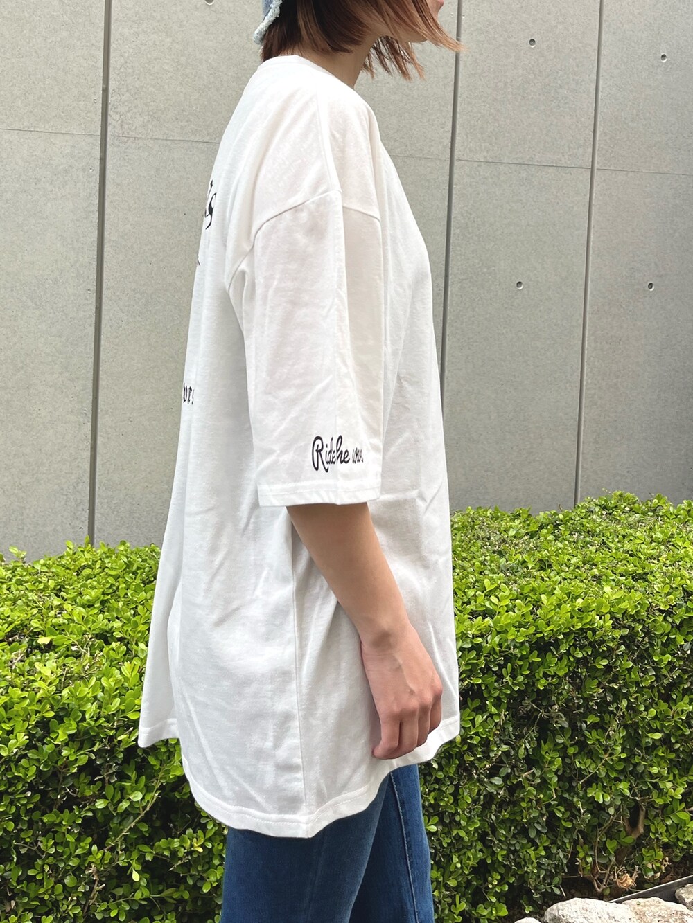 ホワイト系のTシャツ/カットソー、イエロー系のスニーカー、ブルー系のハットを着用したレディースの春コーディネートの4枚目の写真