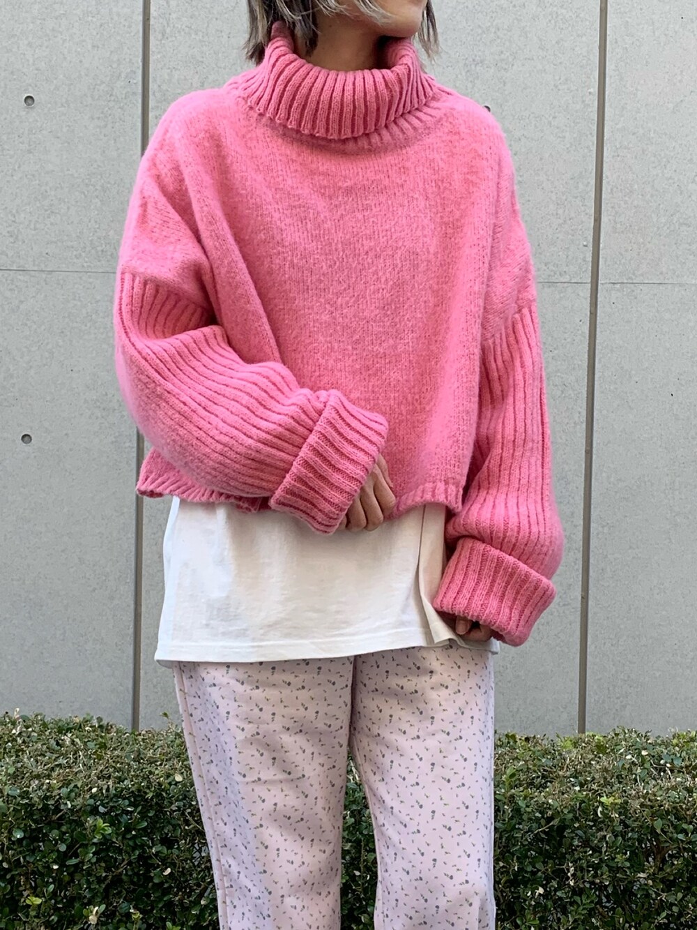 ピンク系のニット/セーター、ピンク系のスウェットパンツ、ホワイト系のスニーカーを着用したレディースの冬コーディネートの3枚目の写真