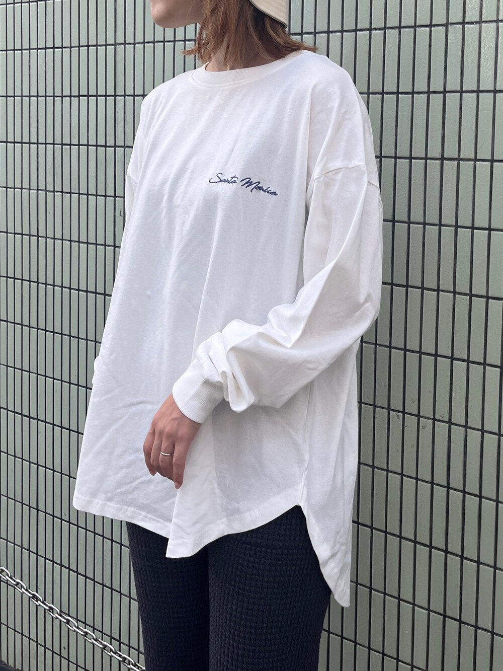 ホワイト系のTシャツ/カットソー、グレー系のその他パンツ、ホワイト系のショルダーバッグを着用したレディースの秋コーディネートの3枚目の写真