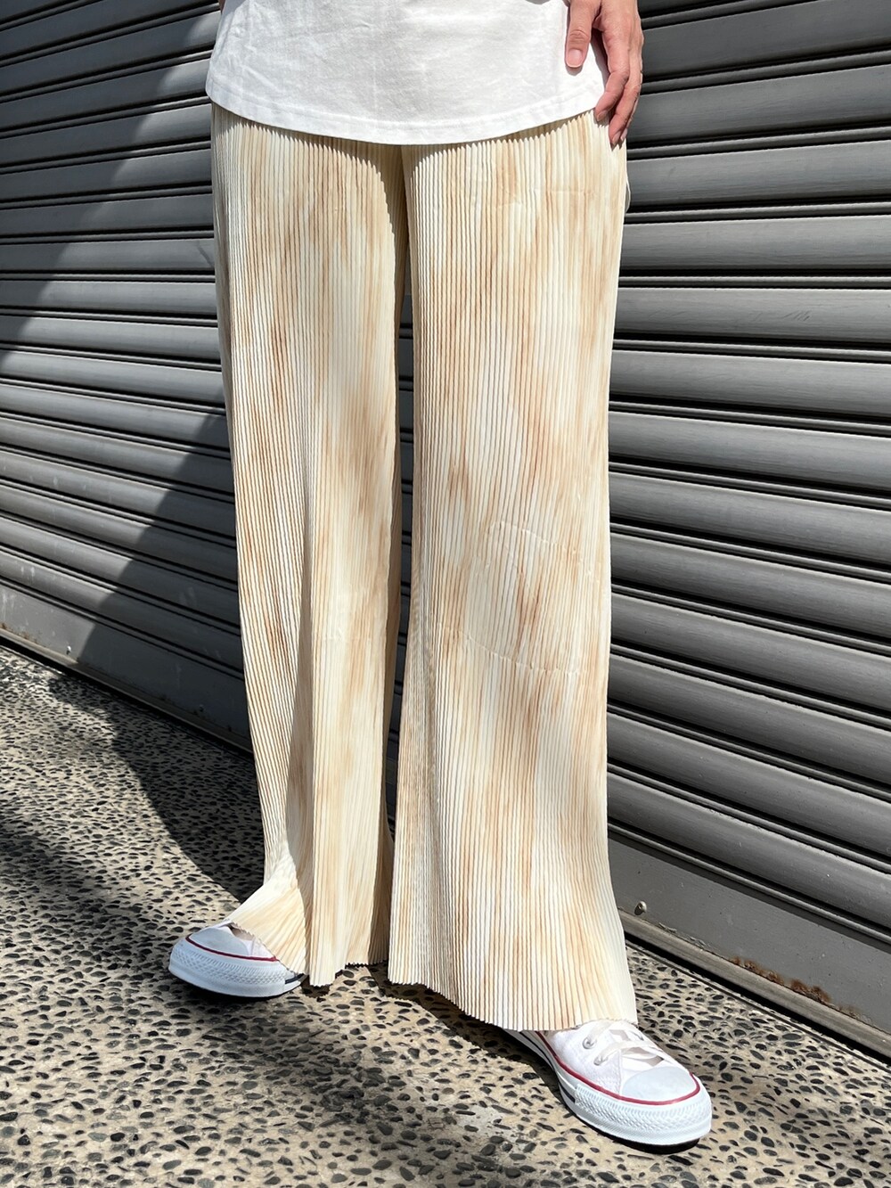 ホワイト系のTシャツ/カットソー、ベージュ系のパンツを着用したレディースの春コーディネートの6枚目の写真