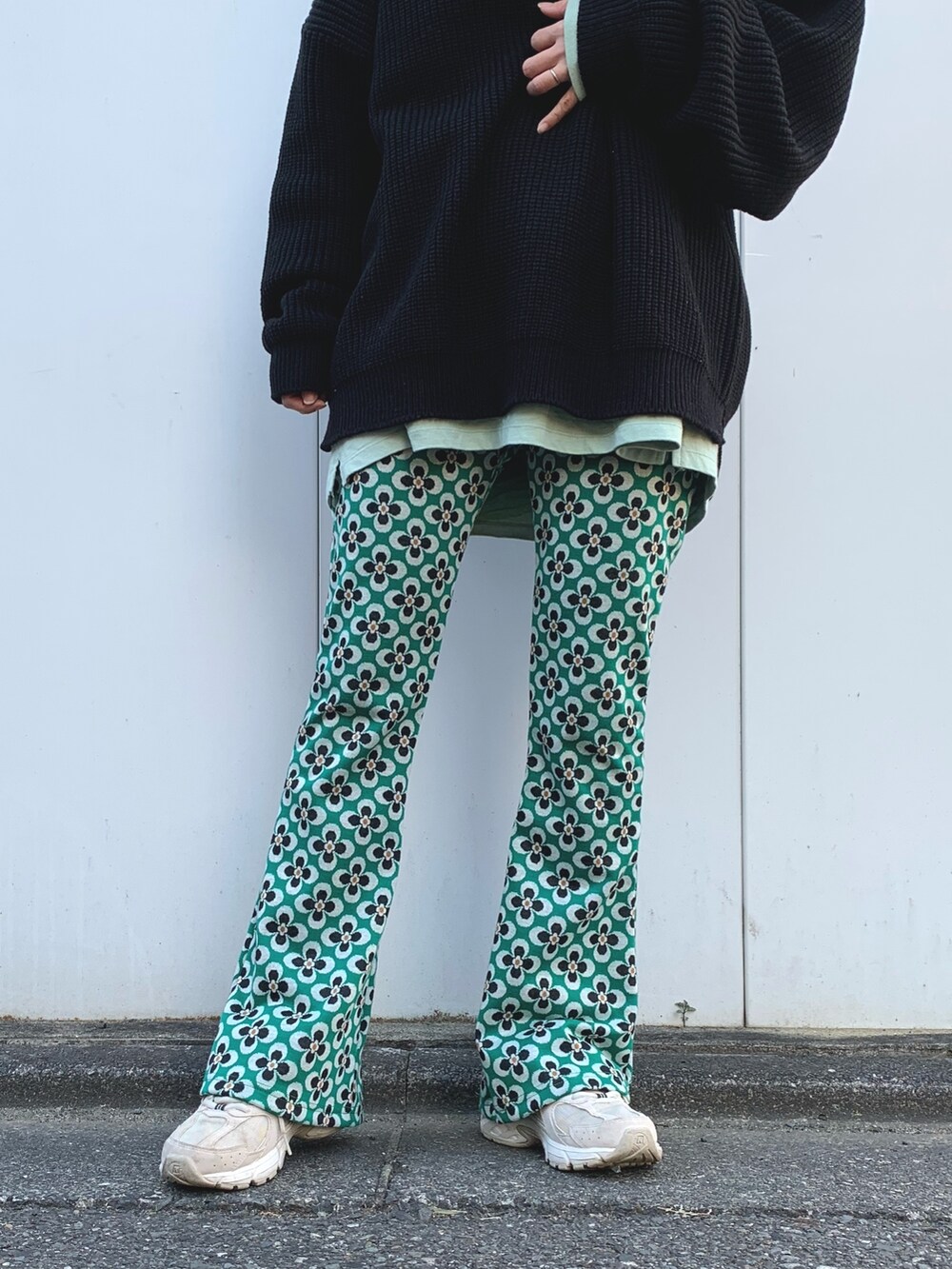 グリーン系のその他パンツ、ベージュ系のスニーカー、グレー系のジャケット/アウターを着用したレディースの冬コーディネートの5枚目の写真