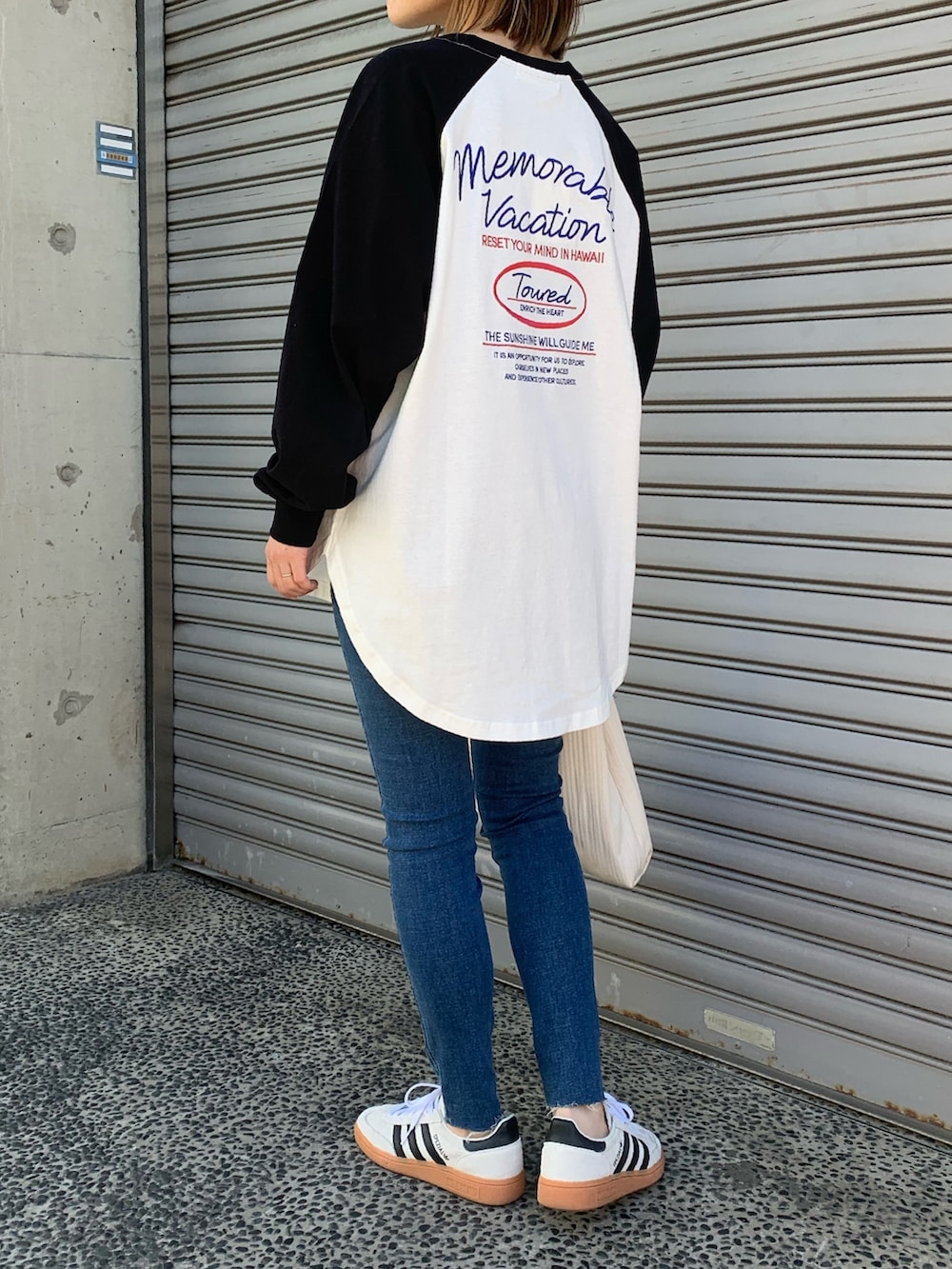「休日スタイル、カジュアルコーデ、シンプルコーデ、デニム、スニーカー、春コーデ、スキニーデニム、ラグランTシャツ、adidas spezial、プチプラ、大人カジュアル、ママコーデ、mimpi、刺繍トップス、楽チンコーデ」｜「anap mimpiのメッセージ刺繍 ラグラン 配色 長袖 ロンT（Tシャツ/カットソー、ホワイト系）」を使った、Nakamuraさん（レディース・157cm）の春コーディネートの4枚目の写真