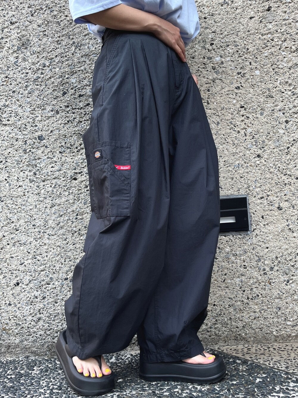 ブルー系のTシャツ/カットソー、ブラック系のその他パンツ、ブラック系のサンダルを着用したレディースの夏コーディネートの8枚目の写真