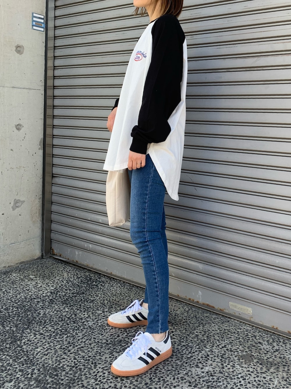 「休日スタイル、カジュアルコーデ、シンプルコーデ、デニム、スニーカー、春コーデ、スキニーデニム、ラグランTシャツ、adidas spezial、プチプラ、大人カジュアル、ママコーデ、mimpi、刺繍トップス、楽チンコーデ」｜「anap mimpiのメッセージ刺繍 ラグラン 配色 長袖 ロンT（Tシャツ/カットソー、ホワイト系）」を使った、Nakamuraさん（レディース・157cm）の春コーディネートの2枚目の写真