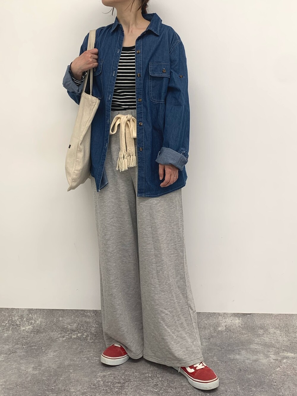 ブルー系のシャツ/ブラウス、グレー系のスウェットパンツ、ブラック系のTシャツ/カットソーを着用したレディースの春コーディネートの2枚目の写真