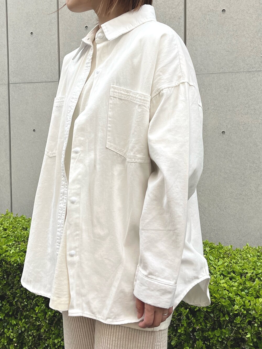 ホワイト系のシャツ/ブラウス、ベージュ系のその他パンツ、イエロー系のスニーカーを着用したレディースの春コーディネートの3枚目の写真