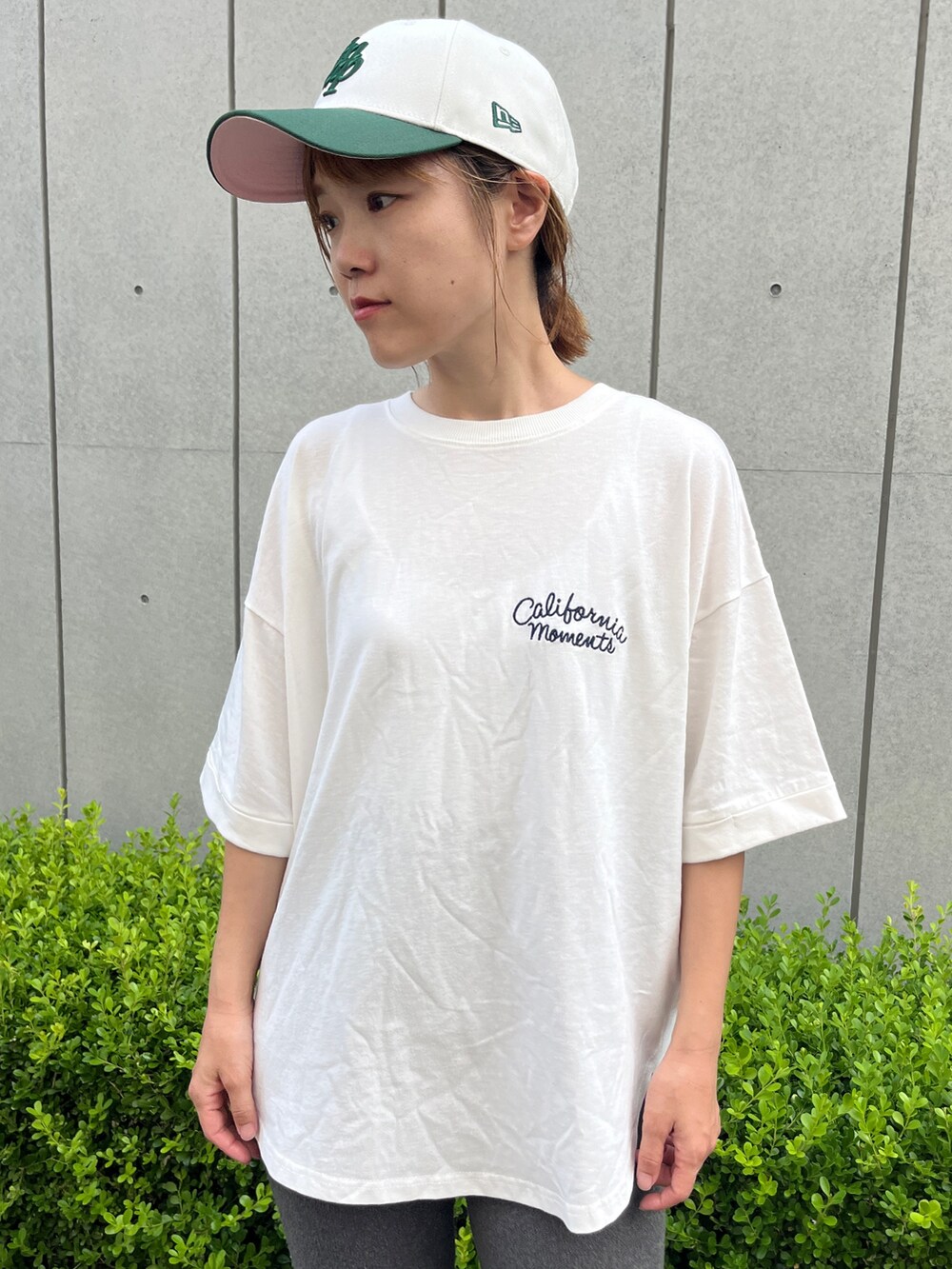 「休日スタイル、おしゃ見えテクニック、ロゴT、シンプル、白Tシャツ、サンダル、キャップ、ニューエラ、ビーサン、ニットパンツ、夏服、キャップ女子、大人カジュアル、ママコーデ、ラクチンコーデ」｜「anap mimpiのサーフ サークル刺繍 コットン ビッグ Tシャツ 半袖（Tシャツ/カットソー、ホワイト系）」を使った、Nakamuraさん（レディース・157cm）の夏コーディネートの4枚目の写真